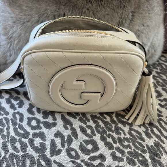 Gucci Winter White Cream Leather Crossbody Bag with Tassel - Picture 2 of 5